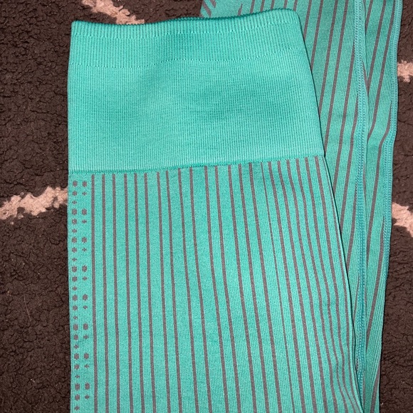 Fabletics Ultra High-Waisted Seamless Dot Bermuda Sea/Rain Cloud Leggings Sz M - Picture 3 of 7